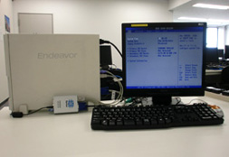 北九州のオフィスでは、<br />Dominion KX II-101 V2 をPCにつなげるだけ。<br />後は東京のシステム管理者がリモートから作業